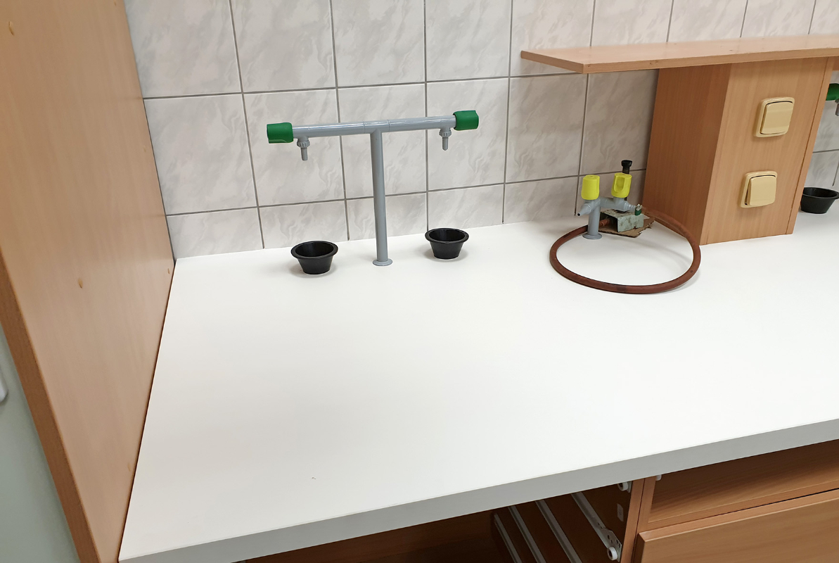 laboratorne-stoly-gymnazium-kadan-4.jpg