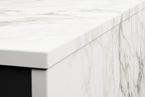 Detail keramických dvířek s keramickou hranou a pracovní desky z keramiky